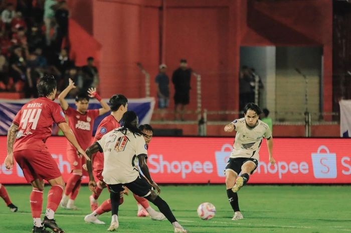 Suasana pertandingan Semen Padang FC vs PSM Makassar pada laga pekan ke-11 Liga 1 2024-2025 di Stadion Gelanggang Olahraga Haji Agus Salim, Padang, Kamis (21/11/2024).