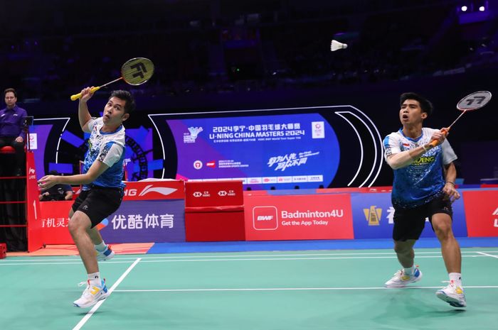 Pasangan ganda putra Indonesia, Sabar Karyaman Gutama/Moh Reza Pahlevi Isfahani, pada babak kedua China Masters 2024 di Shenzhen Gymnasium, China, Kamis (21/11/2024).