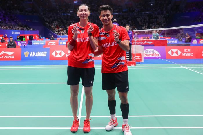 Ganda campuran Indonesia, Dejan Ferdinansyah/Gloria Emanuelle Widjaja, berpose setelah menjalani babak kedua China Masters 2024 di Shenzhen Gymnasium, China, Kamis (21/11/2024).