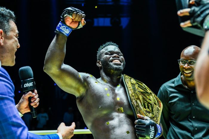 Oumar Kane saat merayakan kemenangan atas Anatoly Malykhin di ONE 169 (9/11/2024) untuk menjadi juara baru kelas berat MMA ONE Championship. 