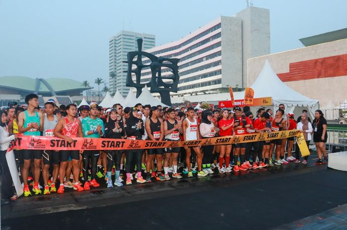 Mengambil lokasi start dan finis di Kompleks MPR RI, ajang lari Justisia Half Marathon digelar pada Minggu (17/11/2024).