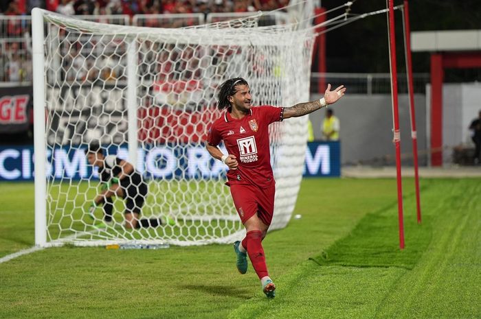 Striker Malut United, Diego Martinez, merayakan gol yang dicetaknya dalam laga Liga 1 melawan Persis Solo di Stadion Gelora Kie Raha, Kamis (21/11/2024).