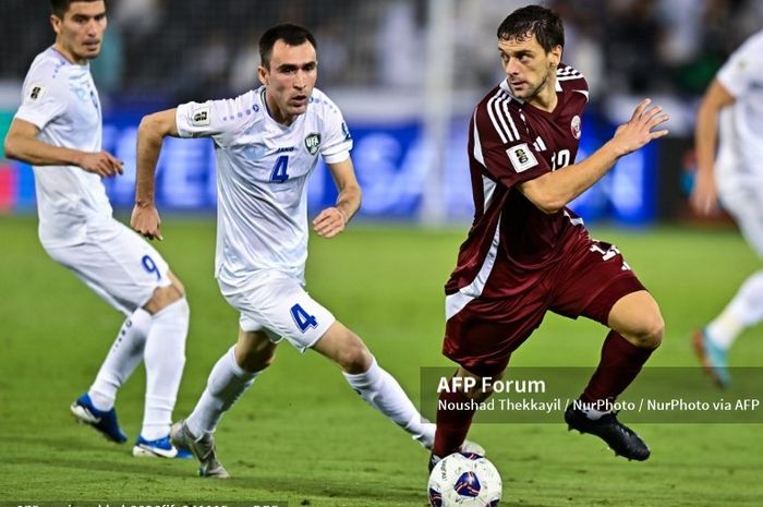 Bek kiri Timnas Qatar, Lucas Mendes, menguasai bola dalam pertandingan melawan Timnas Uzbekistan.