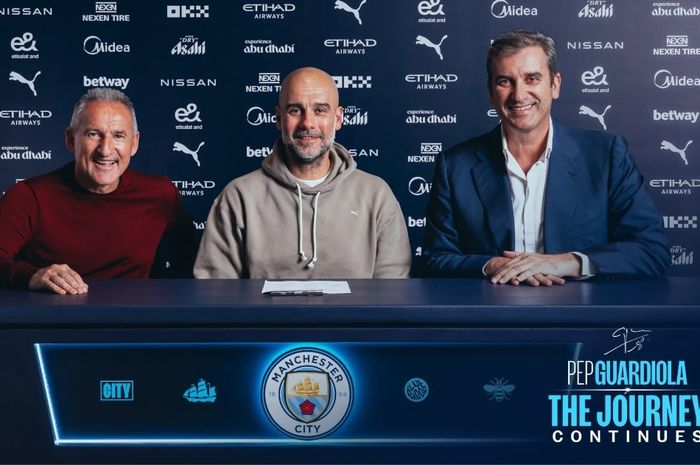 Pep Guardiola (tengah) resmi memperpanjang kontrak di Man City, bertahan sampai 2027.