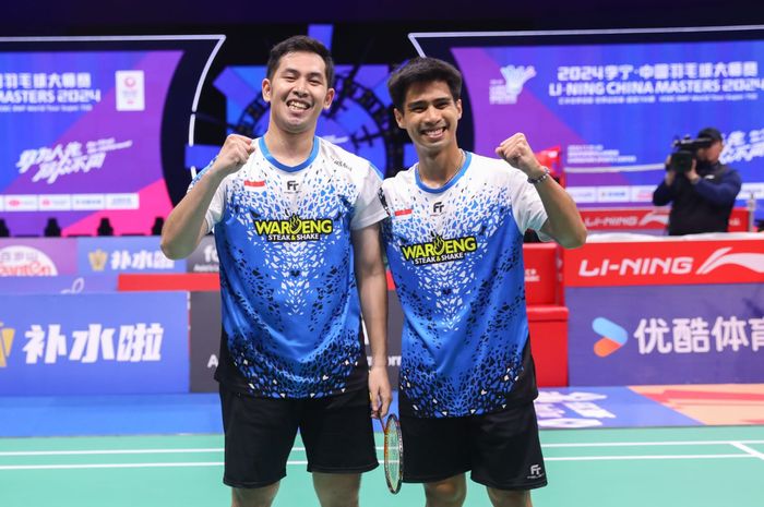 Pasangan ganda putra Indonesia, Sabar Karyaman Gutama/Moh Reza Pahlevi Isfahani, berpose setelah memastikan langkah ke semifinal China Masters 2024 setelah bertanding di Shenzhen Gymnasium, China, Jumat (22/11/2024). 