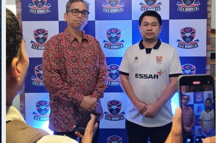 CEO PT Mitra Kreasi Garmen, Ahau, bersama dengan pemilik F.C.V Dender, Sihar Sitorus