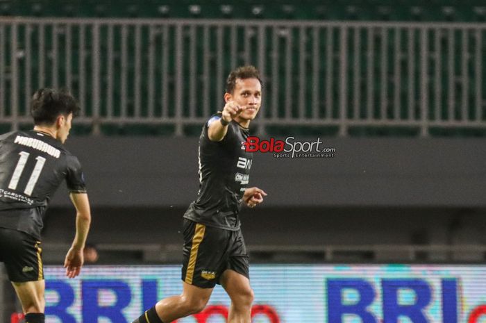 Egy Maulana Vikri sedang melakukan selebrasi seusai mencetak gol dalam laga pekan ke-11 Liga 1 2024 antara Dewa United versus Bali United di Stadion Pakansari, Bogor, Jawa Barat, Sabtu (23/11/2024).