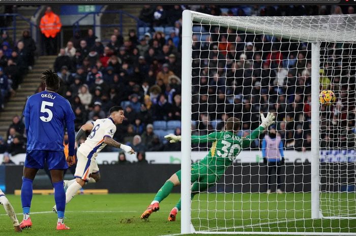 Enzo Fernandez mencetak gol untuk Chelsea ke gawang Leicester City pada matchweek 12 Liga Inggris 2024-2025 di King Power Stadium, Sabtu (23/11/2024).