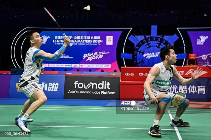 Ganda putra Malaysia, Aaron Chia/Soh Wooi Yik, saat tampil pada perempat final China Masters 2024