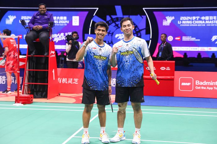 Pasangan ganda putra Indonesia, Sabar Karyaman Gutama/Moh Reza Pahlevi Isfahani berpose setelah memastikan tiket final China Masters 2024 di Shenzhen Arena, Shenzhen, Guangdong, China, Sabtu (23/11/2024).