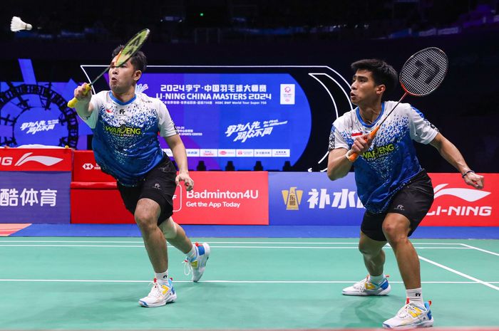 Aksi Sabar Karyaman Gutama/Moh Reza Pahlevi Isfahani pada semifinal China Masters 2024 di Shenzhen Arena, Shenzhen, Guangdong, China, Sabtu (23/11/2024).