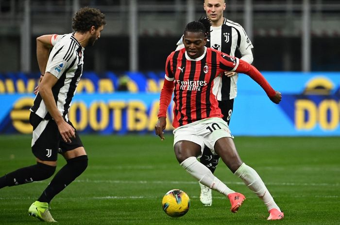 Rafael Leao beraksi diadang Manuel Locatelli dalam duel AC Milan vs Juventus pada lanjutan Liga Italia di San Siro (23/11/2024).