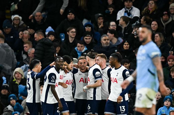 Para pemain Tottenham saat merayakan gol James Maddison ke gawang Manchester City pada duel Liga Inggris di Etihad Stadium (23/11/2024).