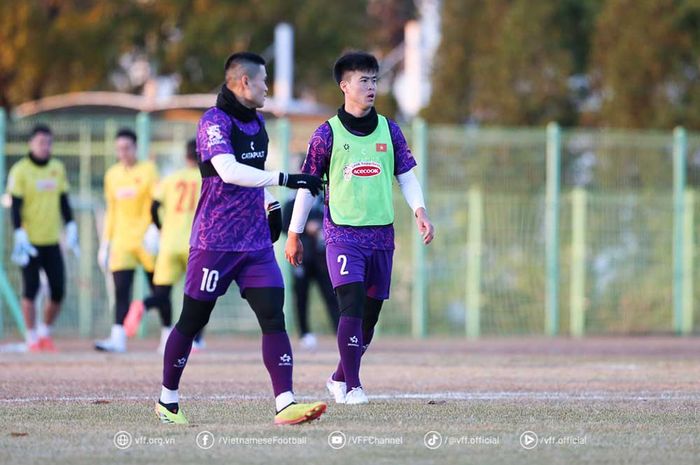 Bek Timnas Vietnam, Do Duy Manh (kanan), menjalani sesi latihan bersama rekan-rekannya di Korea Selatan.