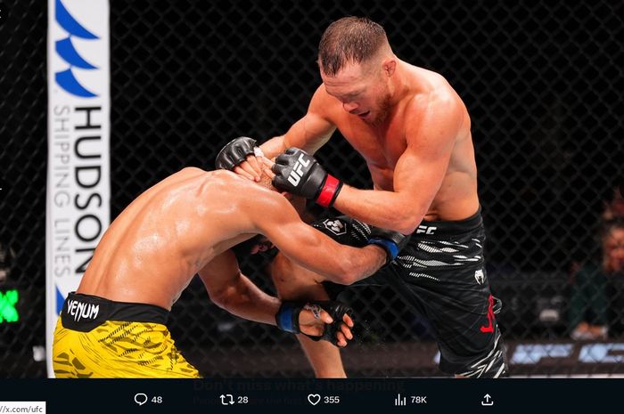 Petr Yan melakukan tendangan ke arah Deiveson Figueiredo dalam pertarungan kelas bantam pada UFC Macau di Galaxy Arena, Makau, 24 November 2024.