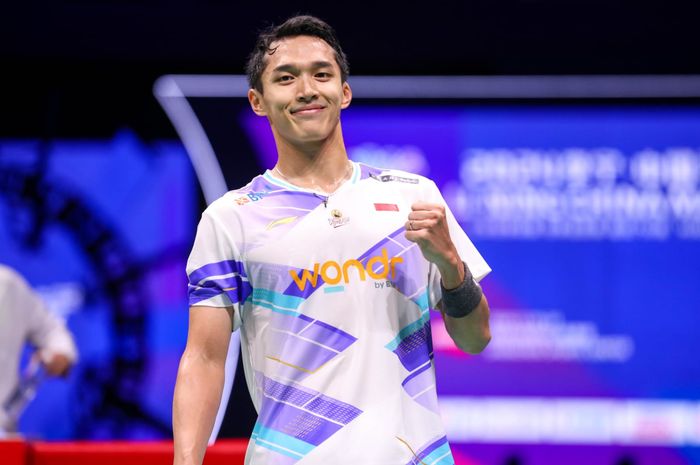 Pebulu tangkis tunggal putra Indonesia, Jonatan Christie, melakukan selebrasi setelah memastikan langkah ke final China Masters 2024 di Shenzen Gymnasium, China, Sabtu (23/11/2024).