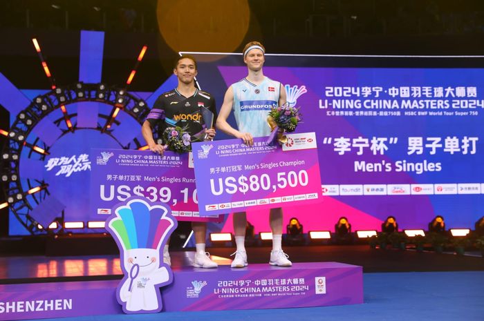 Pebulu tangkis tunggal putra Indonesia, Jonatan Christie (kiri) di podium sebagai runner-up China Masters 2024 di Shenzhen Gymnasium, China, Minggu (24/11/2024).