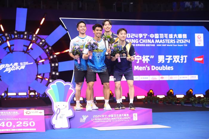 Sabar Karyaman Gutama/Moh Reza Pahlevi Isfahani berpose foto bersama Jin Yong/Seo Seung-jae (Korea Selatan) di podium ganda putra setelah final China Masters 2024 di Shenzhen Arena, Shenzhen, Guangdong, China, Minggu (24/11/2024).