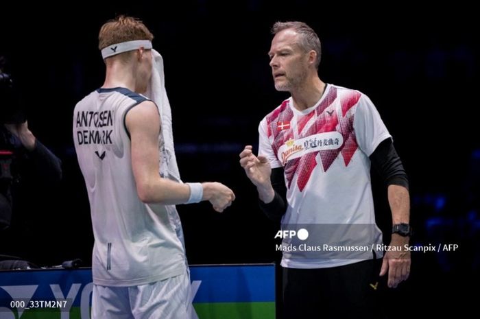 Pelatih tunggal asal Denmark, Kenneth Jonassen saat mendampingi Anders Antonsen pada Kejuaraan Dunia 2023, 25 Agustus 2023.