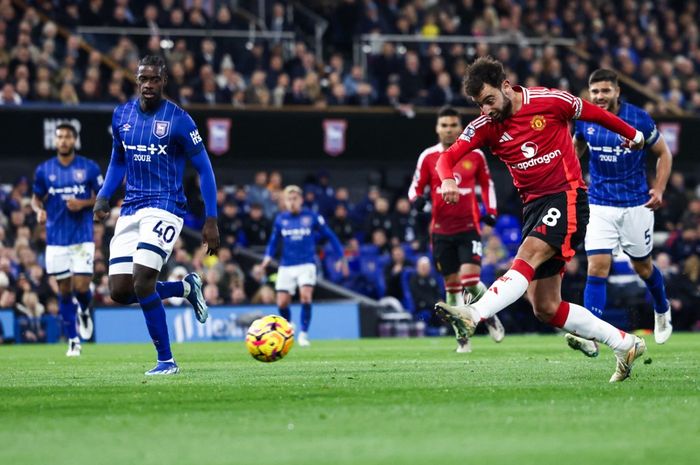 Manchester United bertanding melawan Ipswich Town pada matchweek 12 Liga Inggris 2024-2025 di Stadion Portman Road, Minggu (24/11/2024). Debut Ruben Amorim pun gagal berbuah manis dalam laga tersebut.