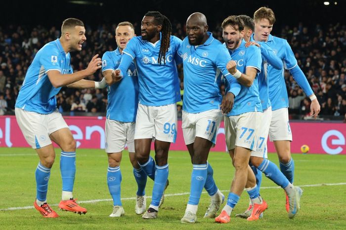 Para pemain Napoli merayakan gol yang dicetak Romelu Lukaku yang membuat Il Parteinopei menang 1-0 atas AS Roma dalam lanjutan Liga Italia 2024-2025.