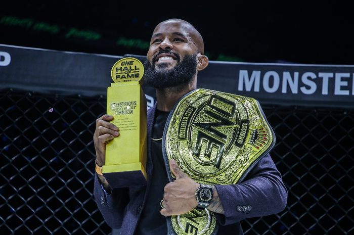 Demetrious pensiun dengan masih berstatus juara kelas terbang MMA ONE Championship plus masuk Hall of Fame organisasi tersebut. 