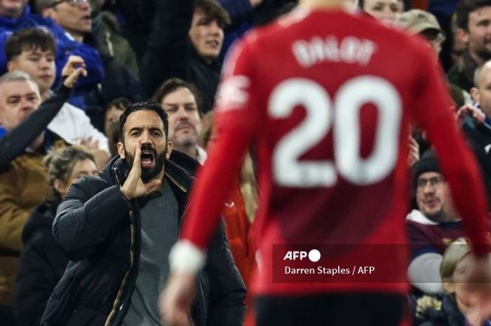 Pelatih Manchester United, Ruben Amorim, memberikan instruksi saat timnya bertandang ke markas Ipswich Town, Minggu (24/11/2024).