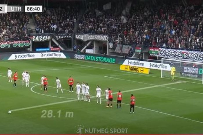 Calvin Verdonk sempat menggebok Ole Romeny dalam pertandingan antara NEC Nijmegen Vs FC Utrecht pada pekan ke-13 Liga Belanda di Goffertstadion, Minggu (24/11/2024).