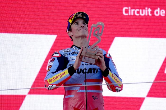 Pembalap Gresini, Marc Marquez, merayakan podium ketiga MotoGP Barcelona 2024 di Circuit de Barcelona-Catalunya, Minggu (17/11/2024).