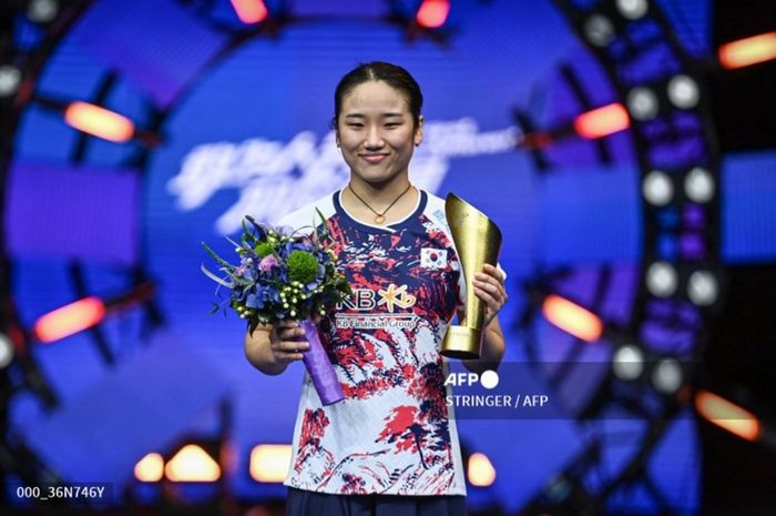 Tunggal putri nomor satu dunia asal Korea Selatan, An Se-young saat berdiri di podium juara China Masters 2024 di Shenzhen Arena, Shenzhen, Guangdong, China, Minggu (24/11/2024).