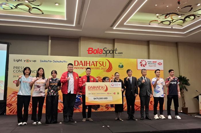 Perwakilan atlet, pengurus PBSI, dan sponsor Daihatsu berpose dalam konferensi pers menjelang Indonesia Masters 2025 di Jakarta, Selasa (26/11/2024).