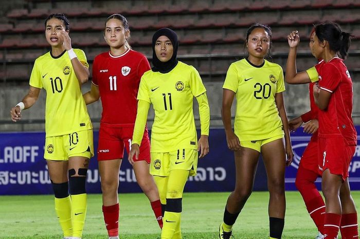 Suasana pertandingan antara timnas Wanita Indonesia vs Malaysia di New Laos Stadium KM16, Selasa (26/11/2024).