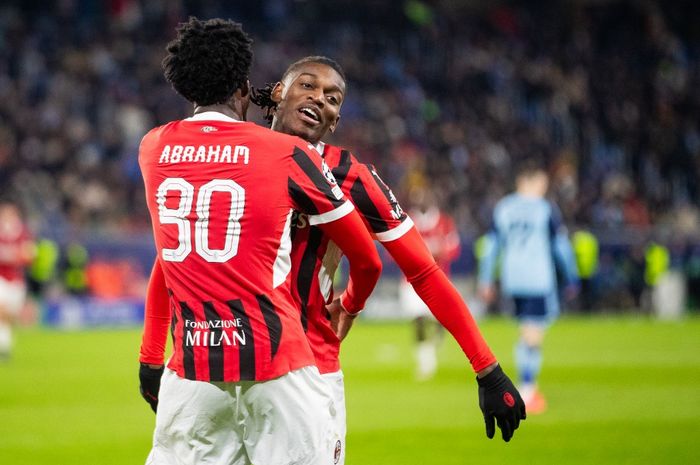 Rafael Leao merayakan golnya untuk AC Milan bersama Tammy Abraham dalam duel Liga Champions di kandang Slovan Bratislava (26/11/2024).