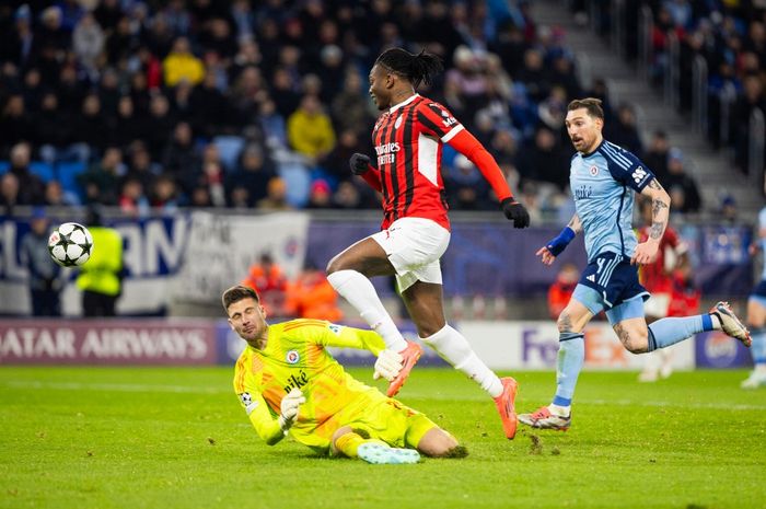 Aksi penyerang AC Milan, Rafael Leao, pada laga LIga Champions melawan Slovan Bratislava di National Football Stadium, Selasa (26/11/2024).