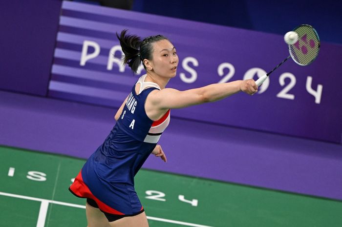 Tunggal putri AS, Beiwen Zhang, melakukan pukulan ke arah Carolina Marin dari Spanyol dalam pertandingan babak 16 besar bulu tangkis Olimpiade Paris 2024 di Porte de la Chapelle Arena, Paris, 1 Agustus 2024.