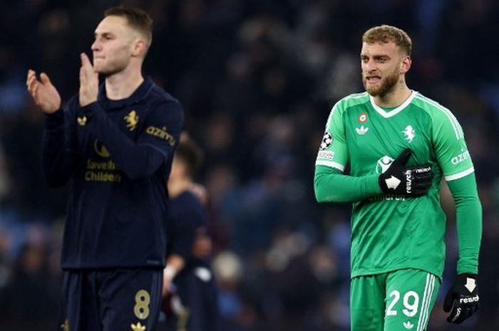 Gelandang Juventus, Teun Koopmeiners (kiri), dan kiper Michele Di Gregorio usai laga melawan Aston Villa di Liga Champions, Rabu (27/11/2024) di Villa Park.