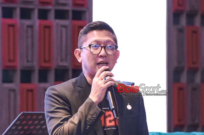 Direktur Persija Jakarta, Mohamad Prapanca, sedang memberikan sambutan di Foo Foo Restaurant, Kuningan, Jakarta, Kamis (28/11/2024). 