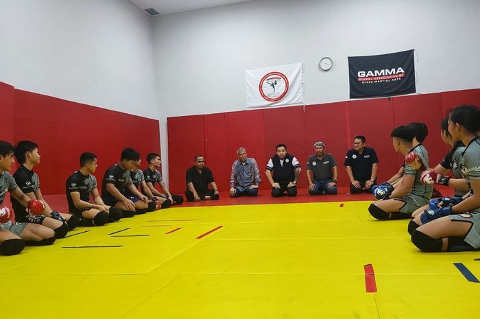 Pengurus PB Pertacami dan perwakilan KOI mengunjungi latihan atlet-atlet U-18 yang akan tampil di GAMMA World MMA Championships 2024 di GOR UNJ, Jakarta, Selasa (26/11/2024). 