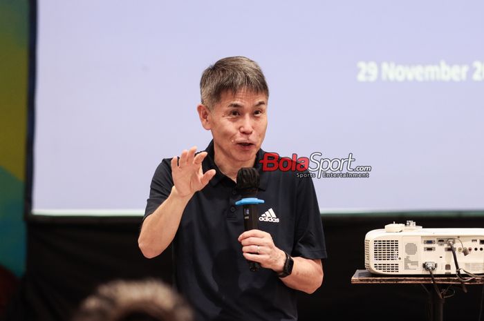 Wakil Ketua Komite Wasit PSSI, Yoshiwi Ogawa, sedang memberikan penjelasan dalam sesi bersama awak media di GBK Arena, Senayan, Jakarta, Jumat (29/11/2024).