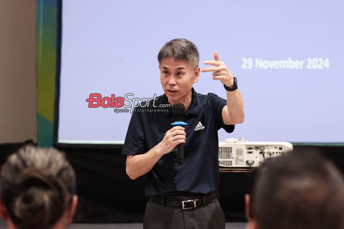 Wakil Ketua Komite Wasit PSSI, Yoshiwi Ogawa, sedang memberikan penjelasan dalam sesi bersama awak media di GBK Arena, Senayan, Jakarta, Jumat (29/11/2024).