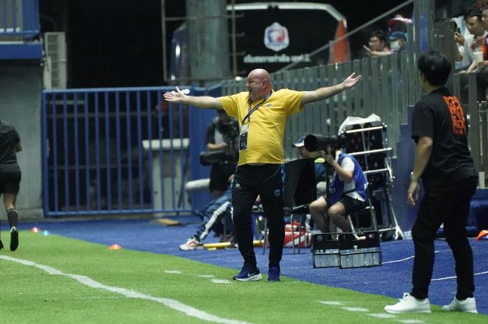 Bojan Hodak saat memimpin Persib vs Port FC pada AFC Champions League 2 di Stadion Pathum Tani, Kamis (28/11/2024).