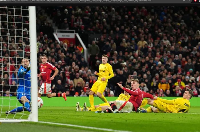 Penyerang Man United, Rasmus Hojlund, mencetak gol ke gawang Bodo/Glimt pada matchday 5 Liga Europa 2024-2025 di Stadion Old Trafford, Kamis (28/11/2024).