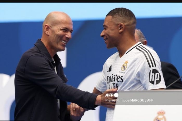 Zinedine Zidane (kiri) menyelamati Kylian Mbappe dalam momen peresmian sang penyerang sebagai pemain Real Madrid.