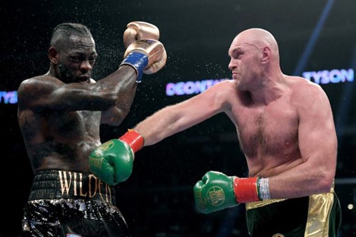 Duel pertama dari trilogi Tyson Fury (kanan) kontra Deontay Wilder berlangsung pada 1 Desember 2018 di Los Angeles.