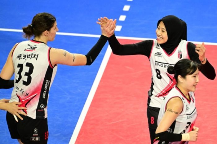 Megawati Hangestri (kanan) melakukan tos dengan Vanja Bukilic setelah mencetak angka dalam laga Red Sparks vs IBK Altos pada putaran kedua Liga Voli Korea 2024-2025, di Hwaseong General Indoor Arena, Hwaseong, Korea Selatan, Sabtu (30/11/2024).