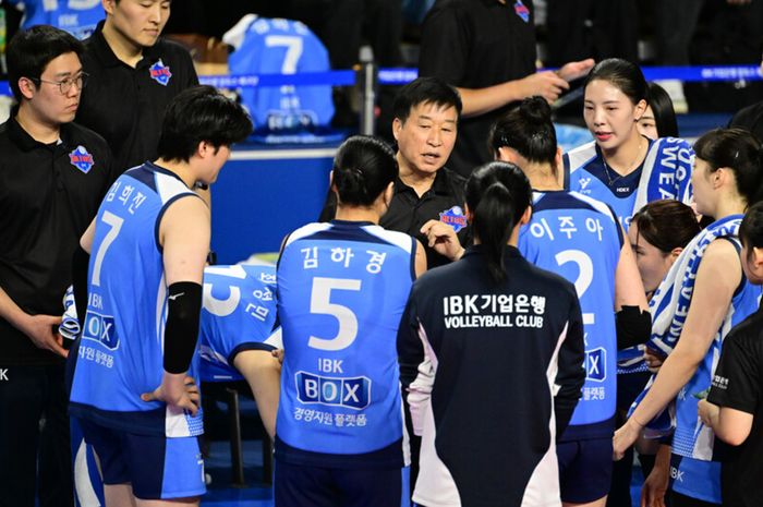 Pelatih Hwaseong IBK Altos, Kim Ho-cheol saat memberi instruksi di sesi timeout pada laga melawan Daejeon JungKwanJang Red Sparks di Hwaseong General Indoor Arena, Hwaseong, Korea Selatan, Sabtu (30/11/2024).