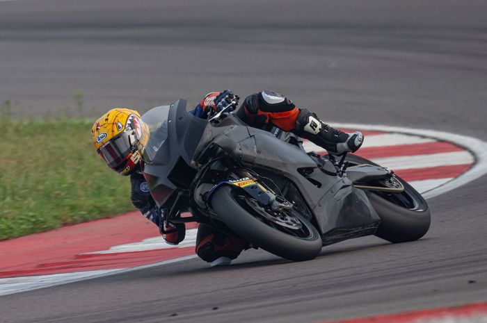 Pembalap Yamaha Indonesia, Aldi Satya Mahendra, melakukan persiapan menjelang World Supersport 2025 dengan tes motor YZF-R9 di Sirkuit Cremona, Italia, 7-8 November.