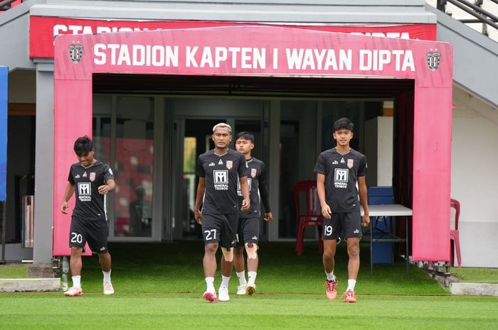 Pemain-pemain Malut United FC dalam sesi latihan menjelang laga melawan PSBS Biak di Stadion Kapten I Wayan Dipta, Gianyar, Minggu (1/12/2024).