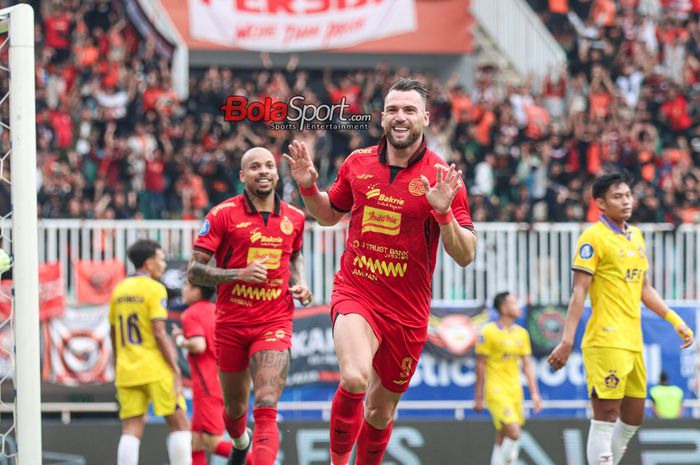 Gustavo Almeida (kiri) sedang ikut selebrasi gol dengan Marko Simic yang mencetak gol dalam laga pekan ke-12 Liga 1 2024 antara Persija Jakarta versus Persik Kediri di Stadion Pakansari, Bogor, Jawa Barat, Minggu (1/12/2024).