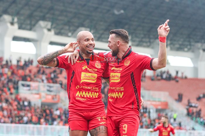 Marko Simic (kanan) sedang ikut selebrasi gol dengan Gustavo Almeida (kiri) yang mencetak gol dalam laga pekan ke-12 Liga 1 2024 antara Persija Jakarta versus Persik Kediri di Stadion Pakansari, Bogor, Jawa Barat, Minggu (1/12/2024).